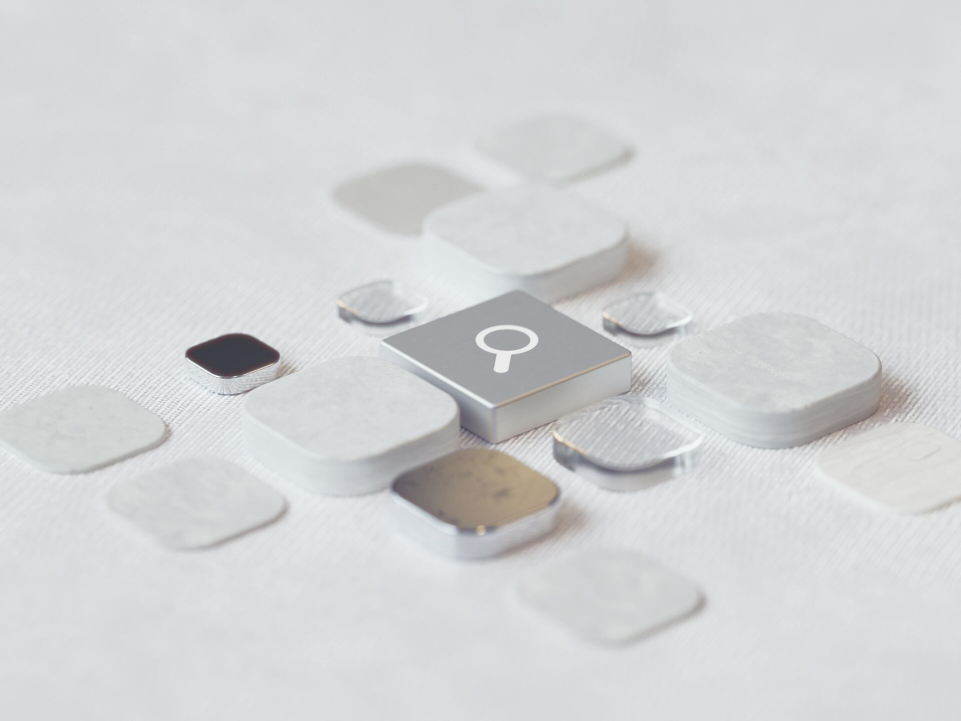 Symbolische Darstellung einer Suchfunktion mit 3D-Elementen und Lupen-Icon auf hellem Hintergrund.